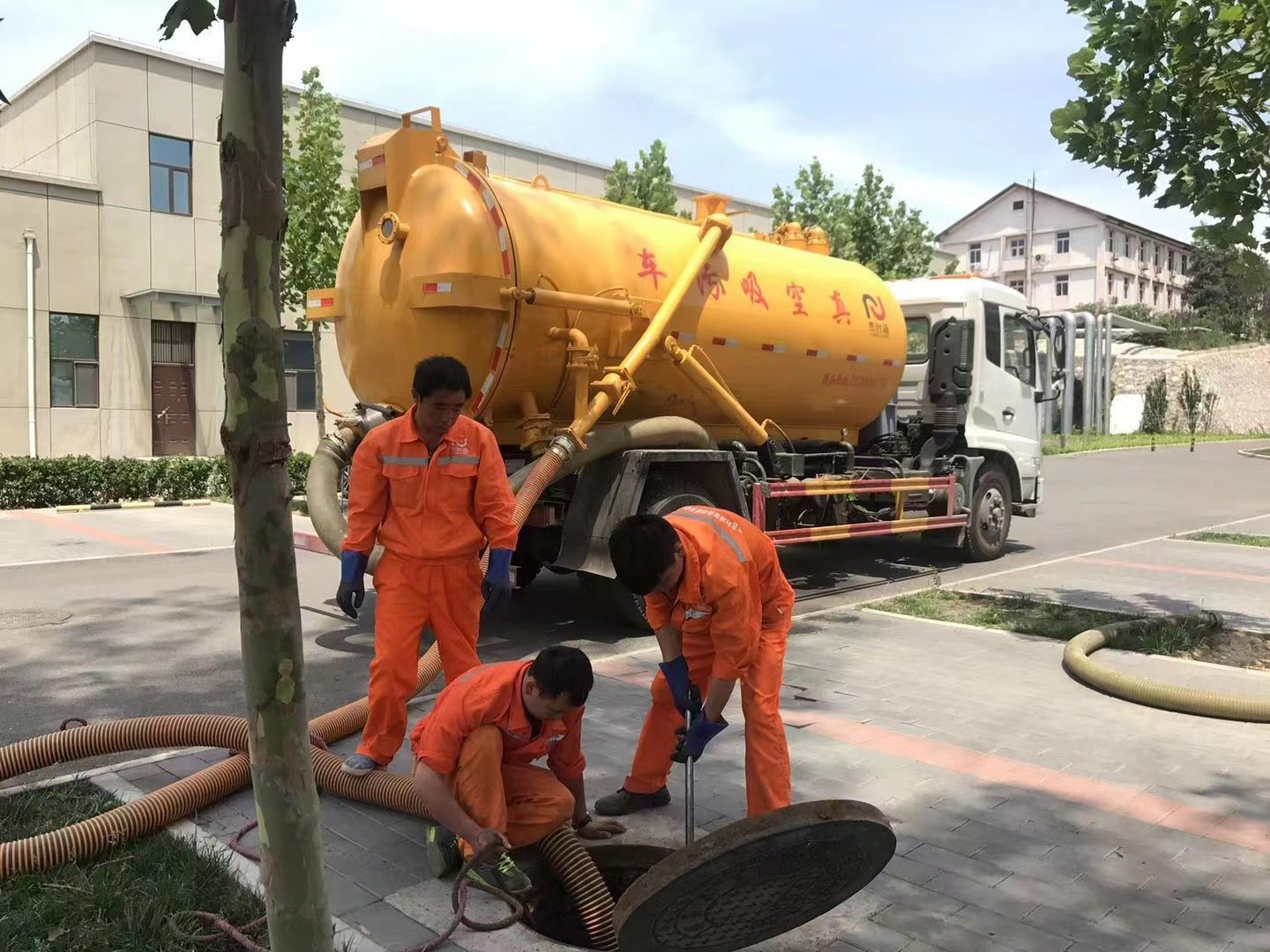 灵寿化粪池清理与5-8吨吸粪车施工效率分析